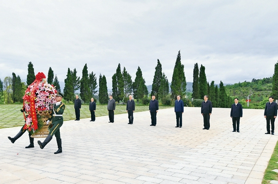 2021年4月25日至27日，中共中央总书记、国家主席、中央军委主席习近平在广西考察。这是25日上午，习近平在位于桂林市全州县的红军长征湘江战役纪念园，向湘江战役红军烈士敬献花篮。 新华社记者 谢环驰/摄